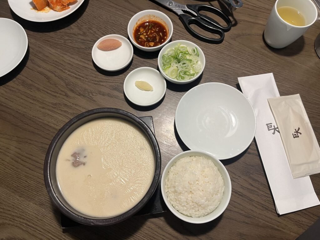 Gomtang table setting with rice, scallions and side dishes