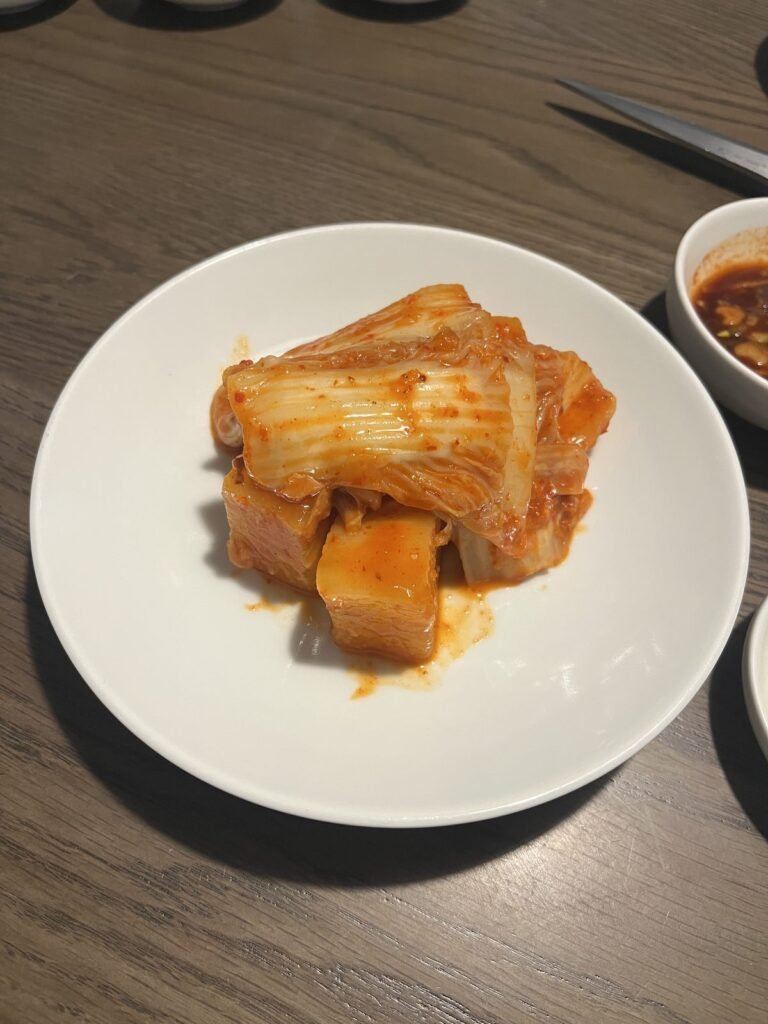 Kimchi and kkakdugi (radish kimchi) served with gomtang