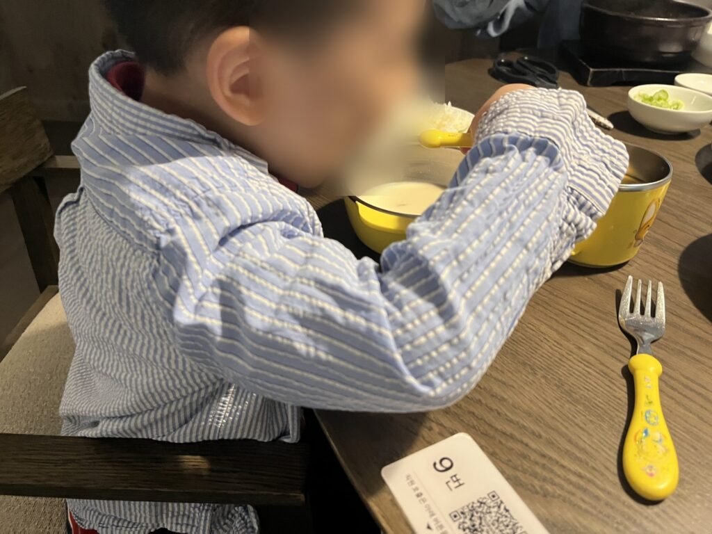 Eating non-spicy Korean beef soup with a 4-year-old in Gangnam